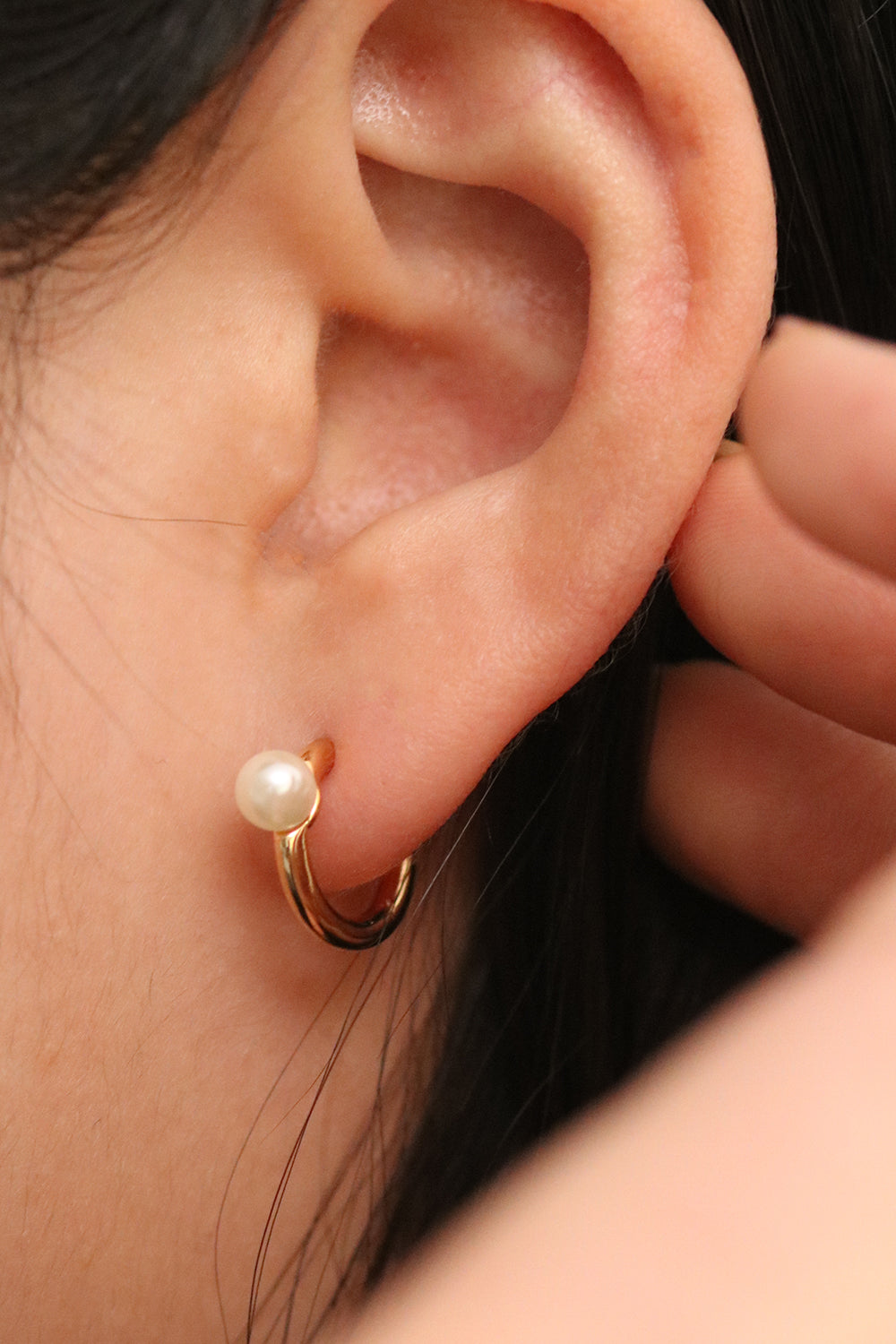 Chunky hoop with pearl earrings-4