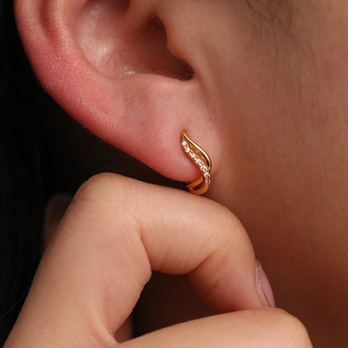 Sleek Curved Huggie Earrings-4