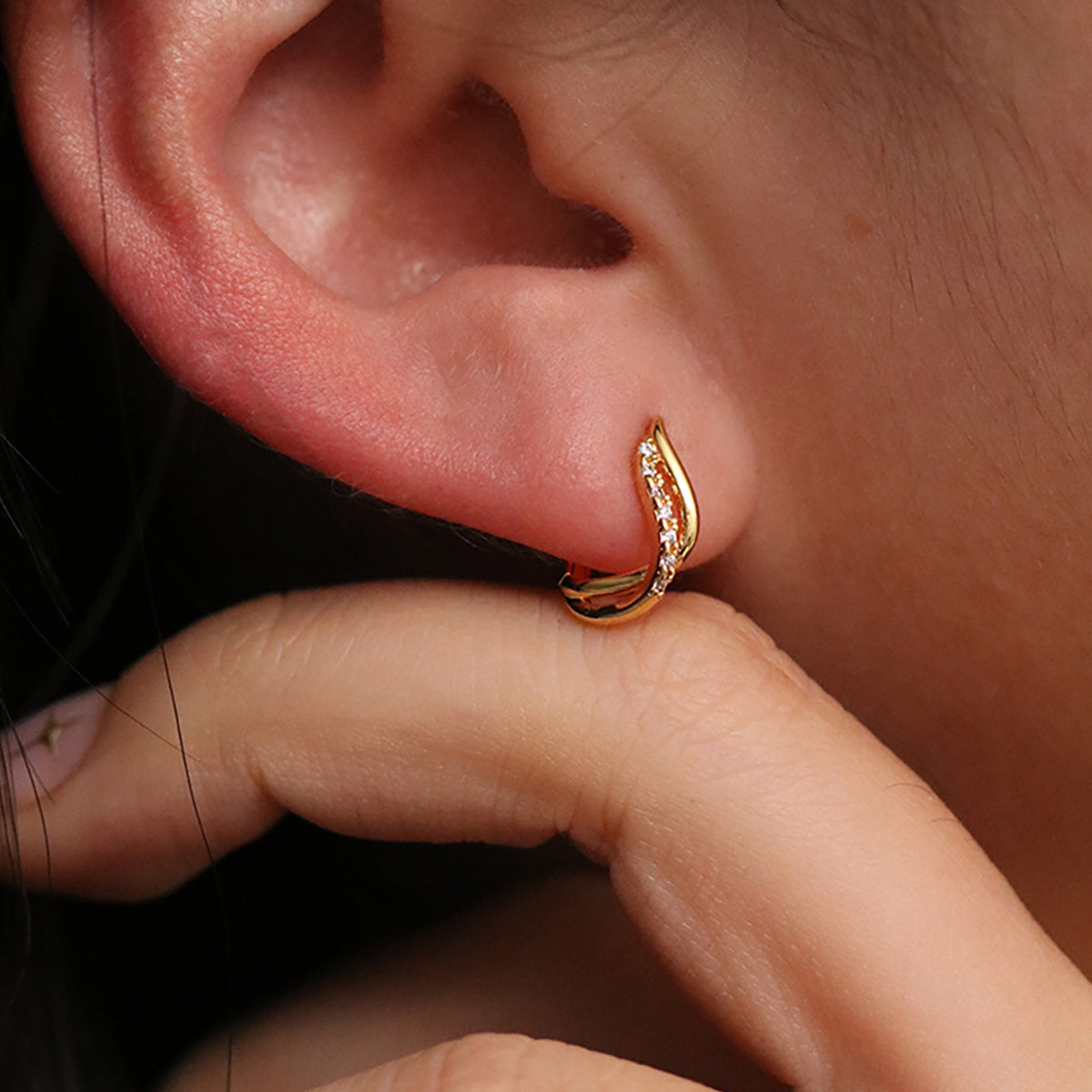 Sleek Curved Huggie Earrings-3